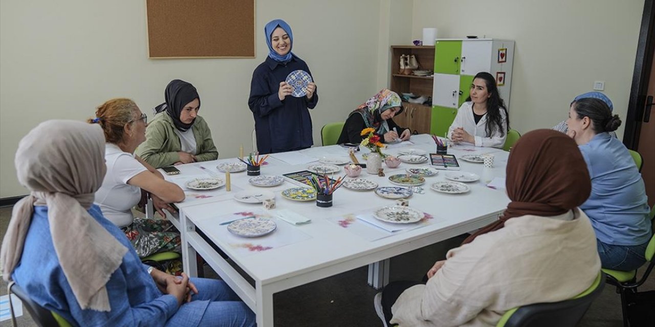 Kintsugiden İlham Alan Terapi Yöntemiyle Engelli Annelerinin Yaraları Onarılıyor