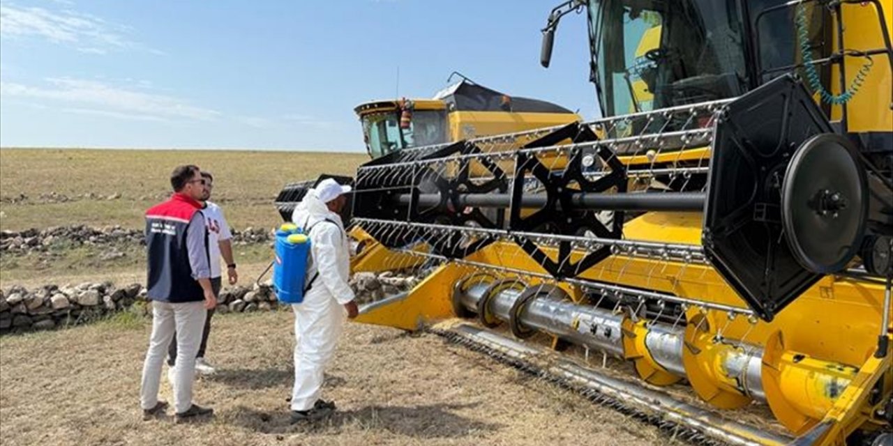 Kars'a Gelen Biçerdöverler, Şap Tedbirleri Kapsamında Dezenfekte Edildikten Sonra Hasada Başlıyor