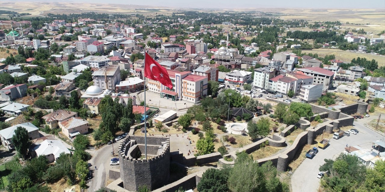 Akademisyenler, Malazgirt Kalesi'nin Tarihi Dokusunu Gün Yüzüne Çıkarıyor