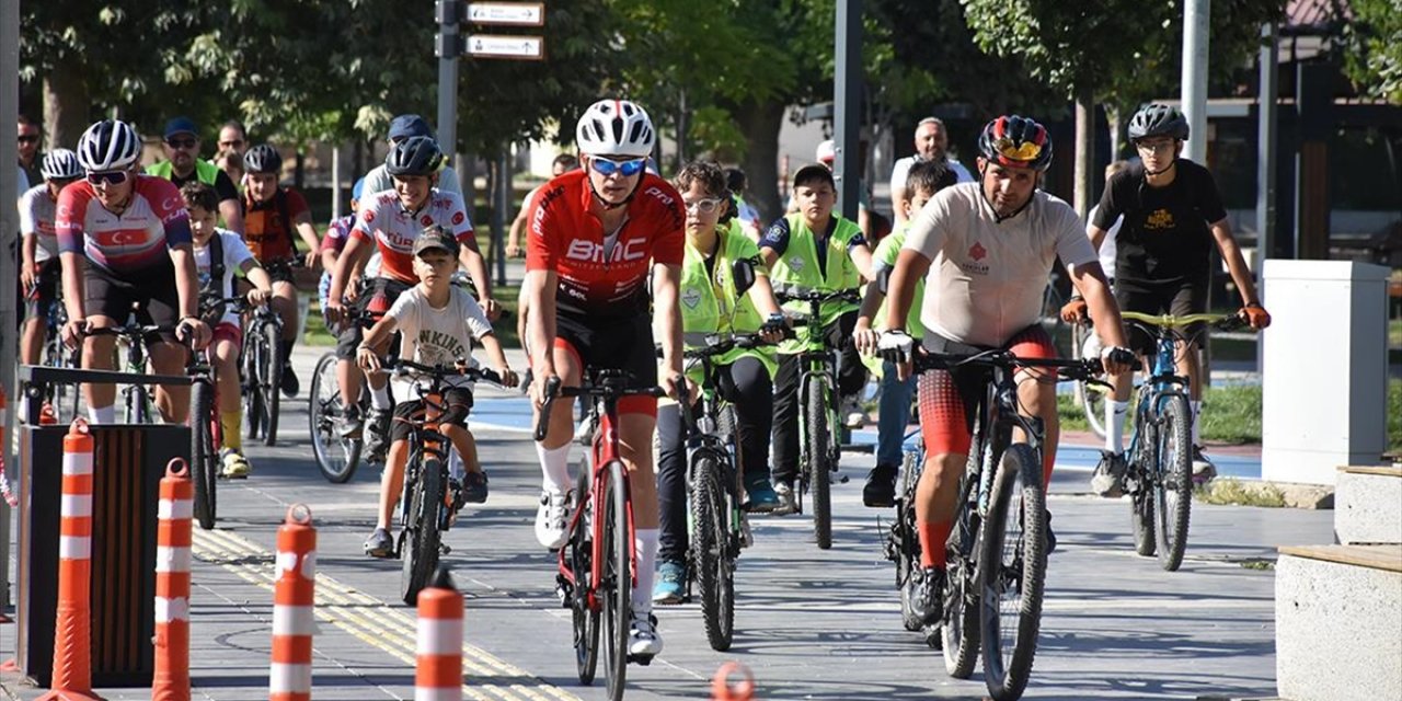 Düzenlenen Bisiklet Turlarıyla Hareketli Yaşıyorlar
