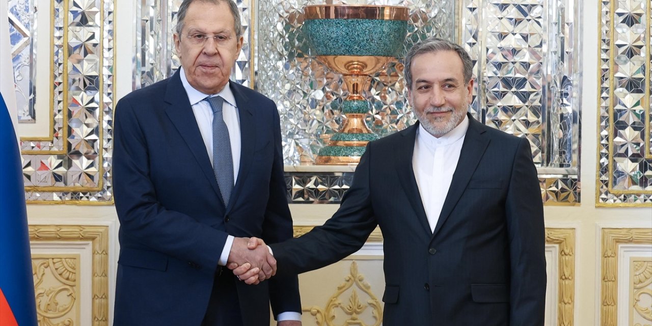 İran İle Rusya, Avrupa'nın Tahran'a BM Yaptırımlarını Geri Getirme Hakkı Olmadığı Görüşünde