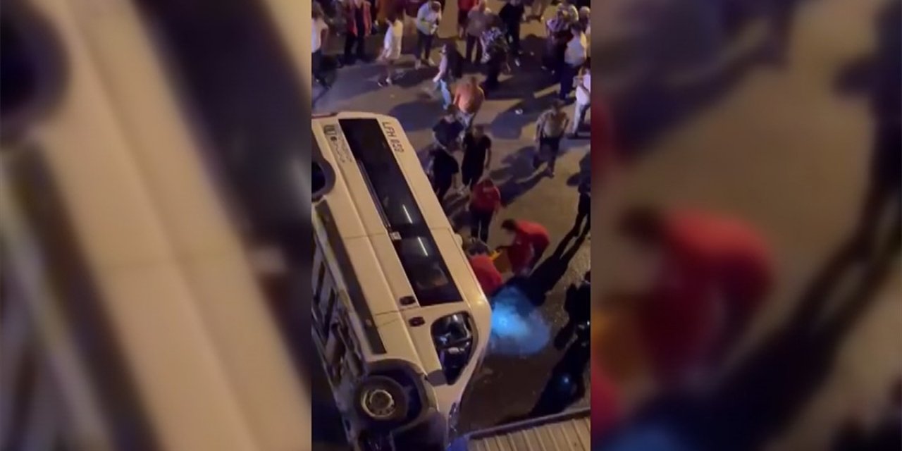 Sultanbeyli'de Servis Minibüsü İle Otomobilin Çarpıştığı Kazada 10 Kişi Yaralandı