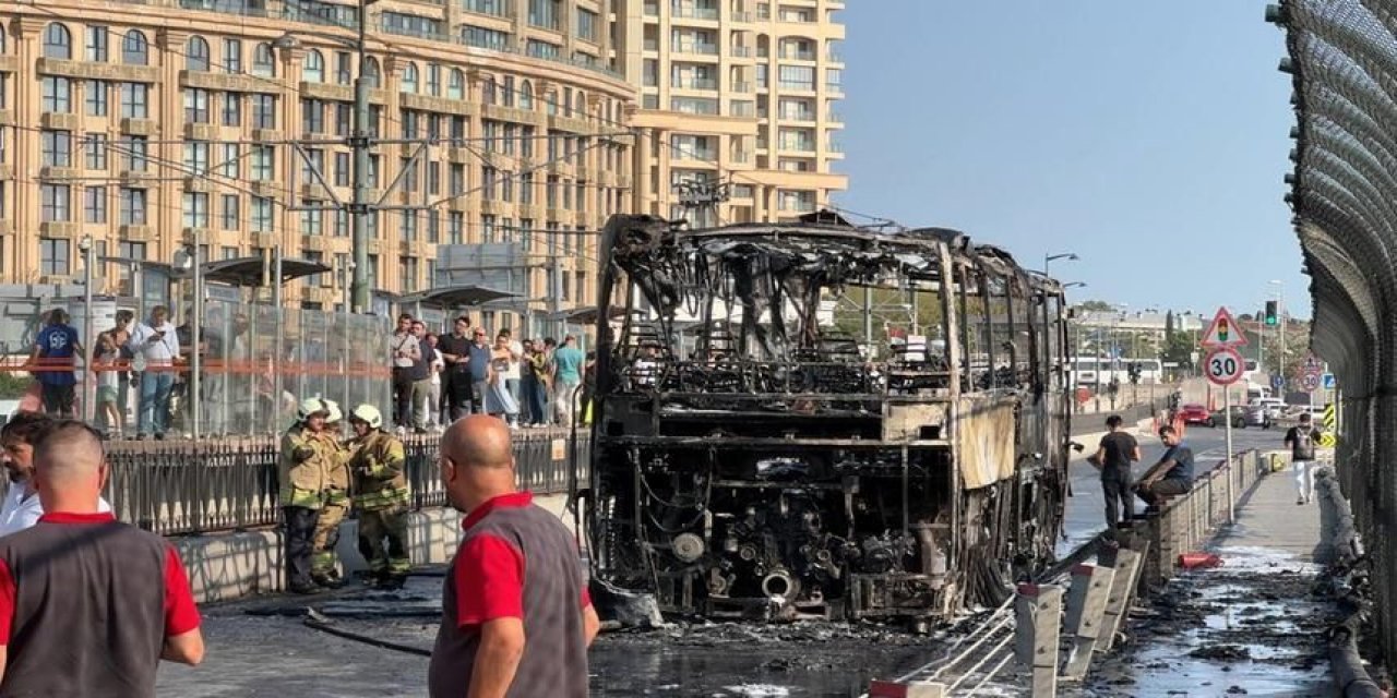 İstanbul’da Panik Anları! Seyir Halindeki Otobüs Alev Topuna Döndü!