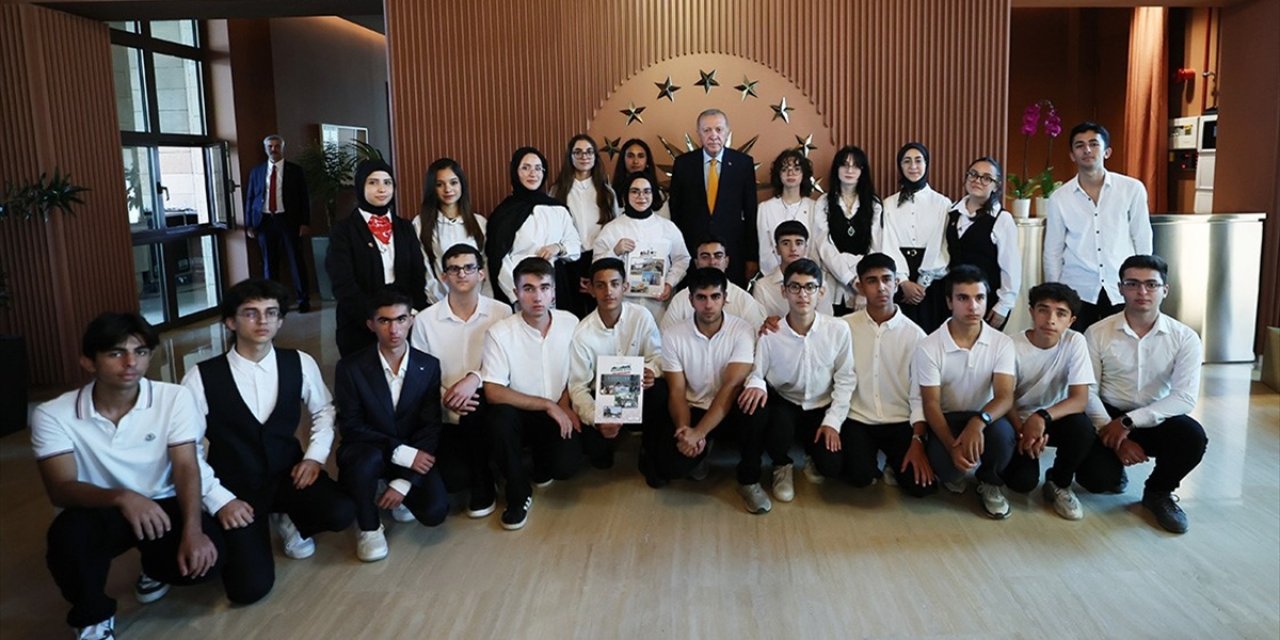 Cumhurbaşkanı Erdoğan, "Maziden Atiye" Programı Kampına Katılan Öğrencileri Kabul Etti