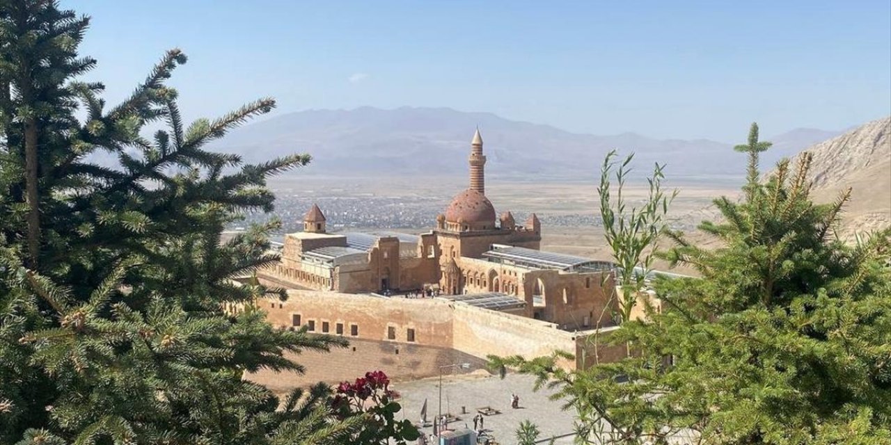 İshak Paşa Sarayı Yaz Tatilinde Yurdun Dört Bir Yanından Ziyaretçi Ağırlıyor