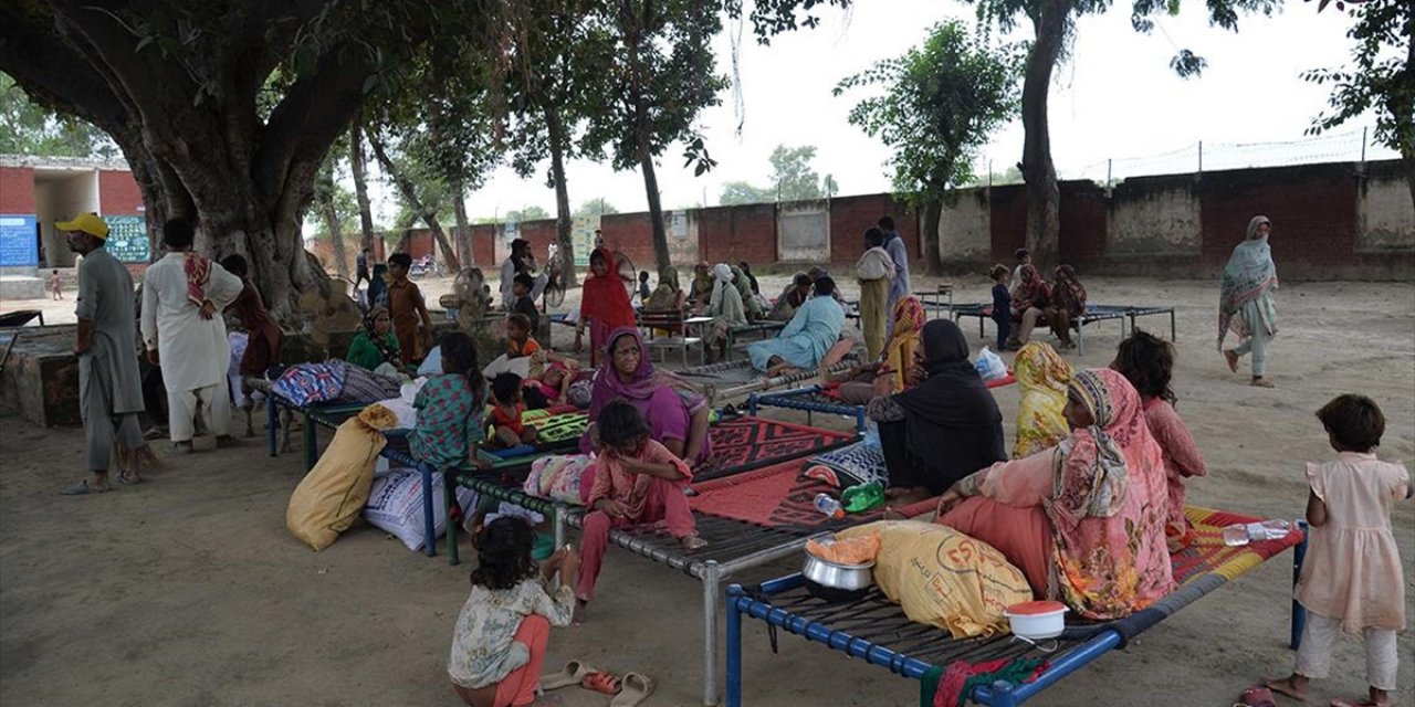 Pakistan, Hindistan'ın Muson Yağışlarıyla Dolan Barajları Açması Nedeniyle On Binlerce Kişiyi Tahliye Etti