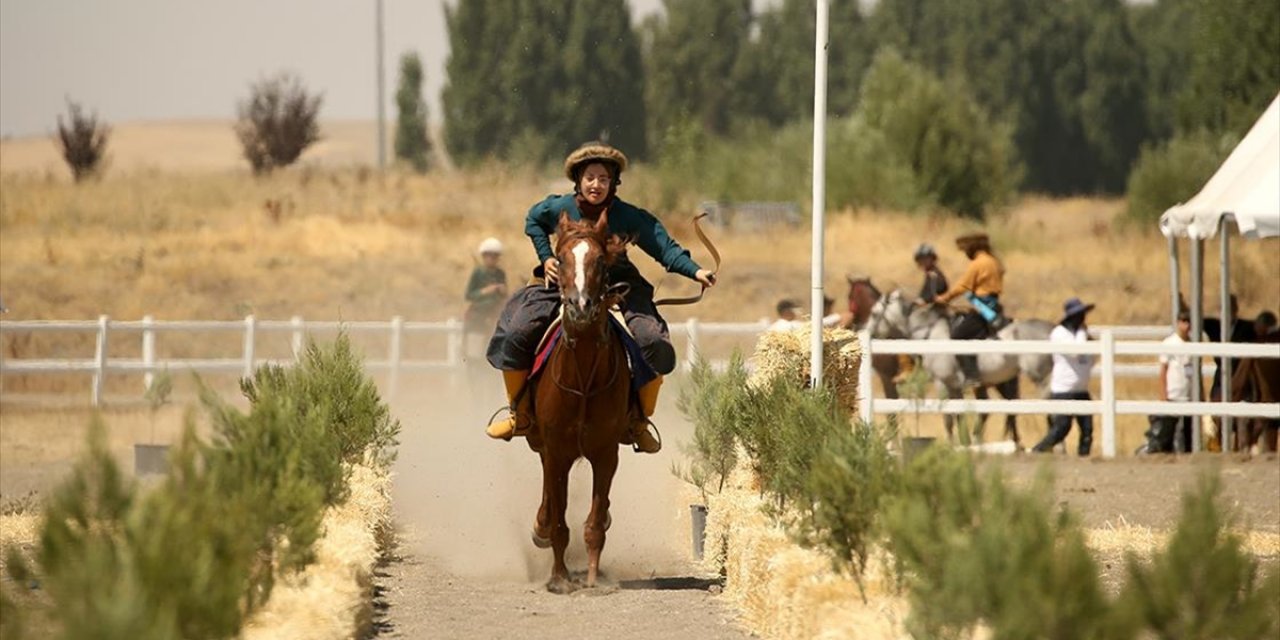 "Kadın Süvariler" Atlı Okçuluğu Geliştirerek Ecdadın İzinden Gidiyor