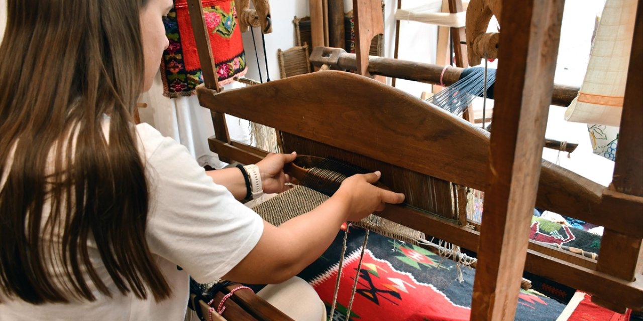 Unutulmaya Yüz Tutmuş Dokumacılık, Üsküplü Gençlerin Elinde Hayat Buluyor