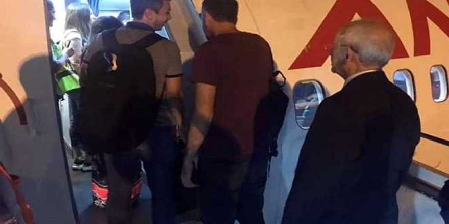 Tarifeli Uçakla Ankara'ya Dönen Kılıçdaroğlu, Sosyal Medyada Gündem Oldu