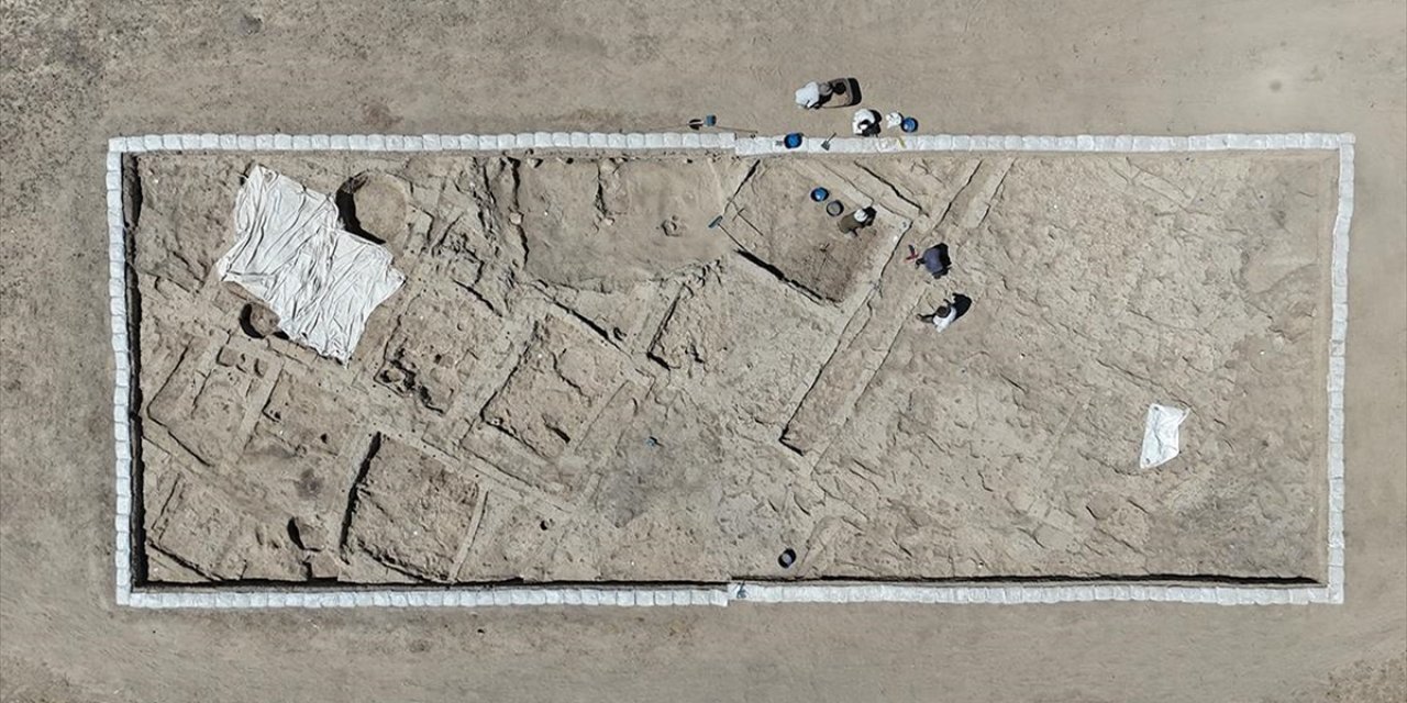 Karaman'daki Canhasan 3 Höyüğü'nde Bulunan "Sokak Yapısı"nda Kazı Sürüyor