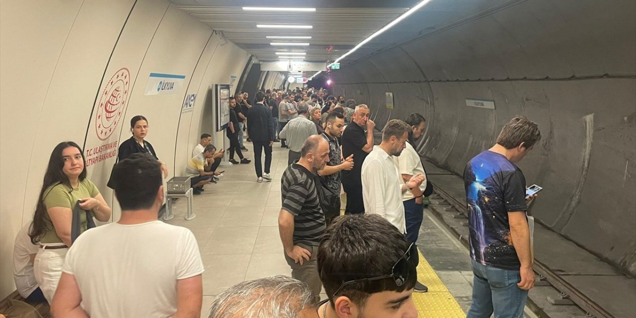 İstanbul'da M3 Bakırköy-Kayaşehir Metro Hattı'nda Teknik Arıza Nedeniyle Yoğunluk Oluştu