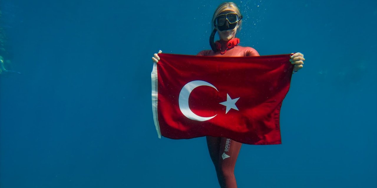 Şahika Ercümen'den Batık Tanka Türk Bayrağıyla Dalış