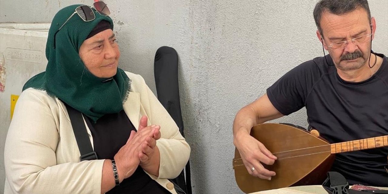 Isparta'da Yaşayan Depremzede Kadın Çay Ocağında "Müzikle" Moral Buluyor