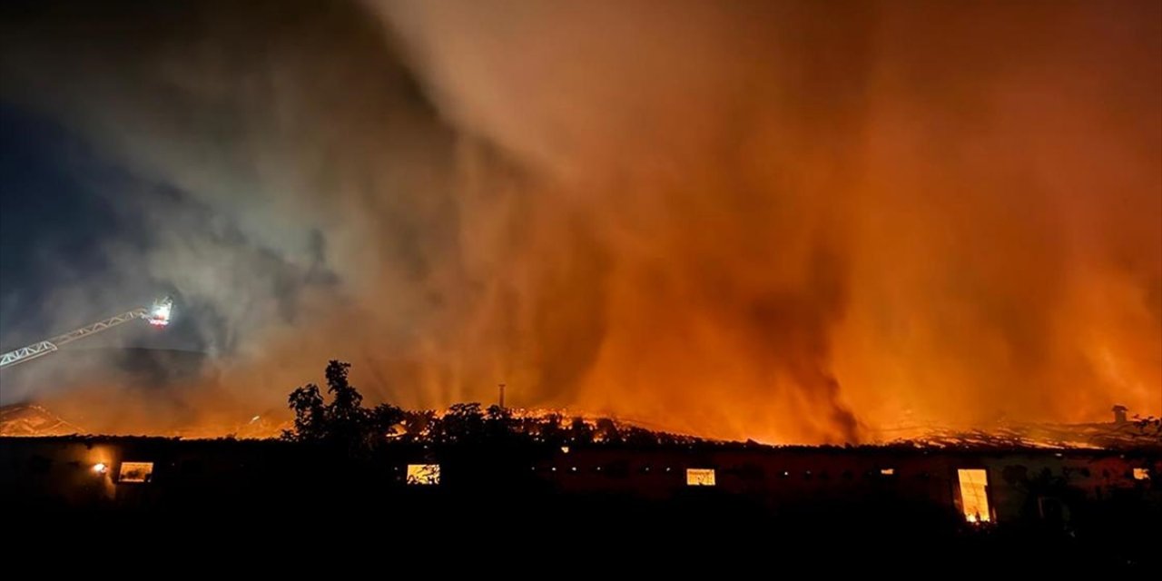 Sakarya'da Boyahanede Çıkan Yangına Müdahale Ediliyor