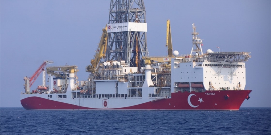 Yavuz Sondaj Gemisi 'Fatih'i Selamladı