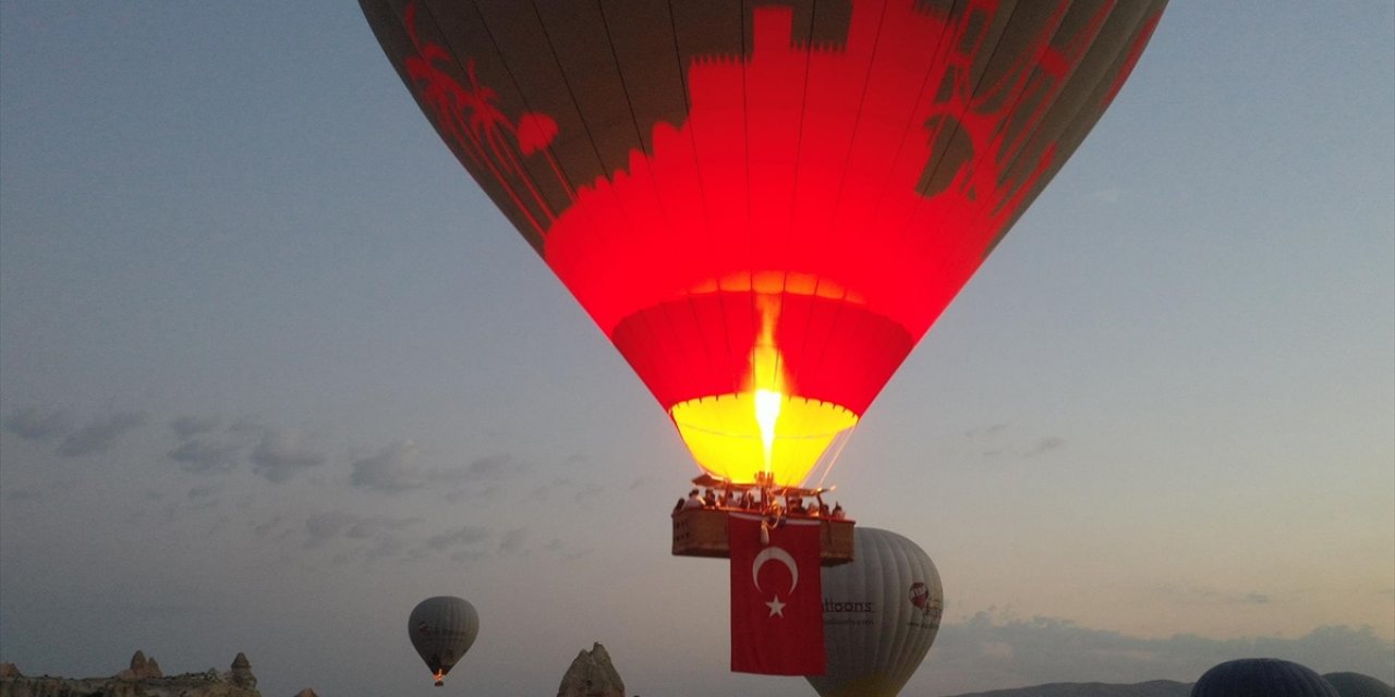 Kapadokya'da Balonlar Türk Bayraklarıyla Uçtu