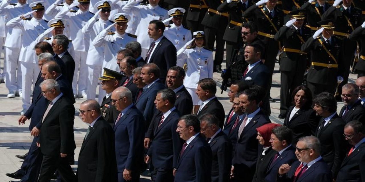 Cumhurbaşkanı Erdoğan ve Devlet Erkanı Ata'nın Huzurunda!