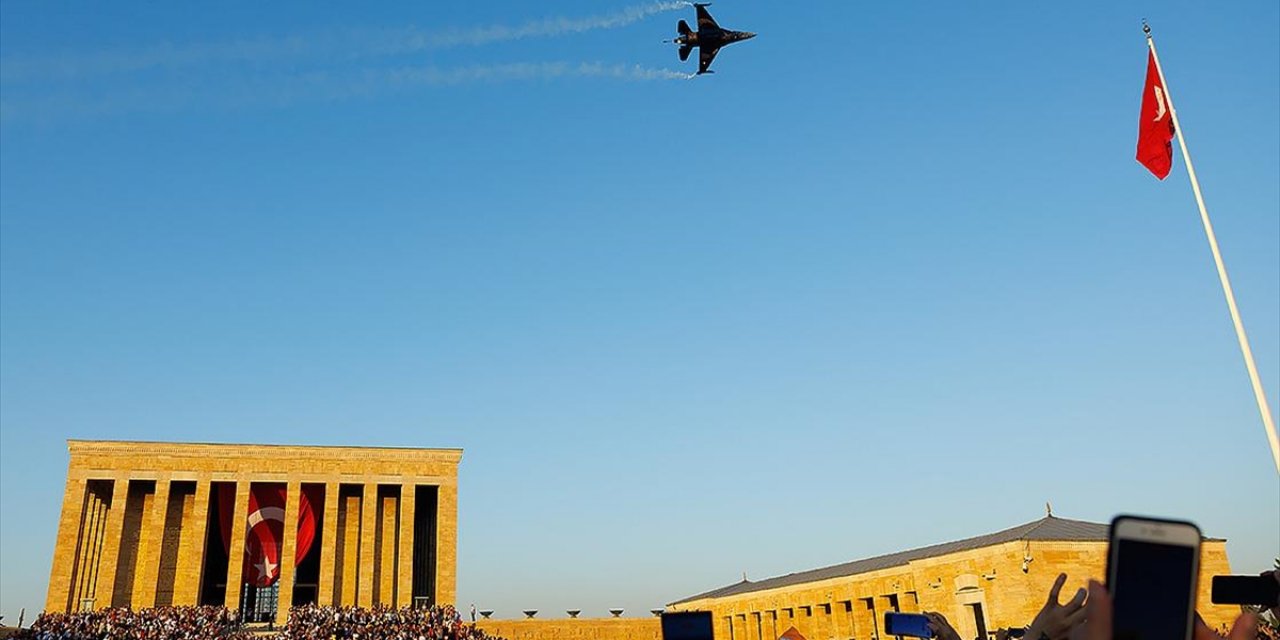 Solotürk, Büyük Zafer'in 103. Yılında Ankara'da "Saygı Uçuşu" Gerçekleştirdi