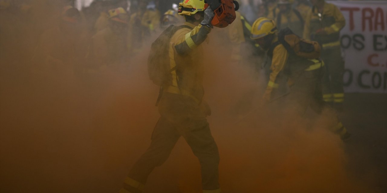 Madrid'de Süresiz Grevde Olan Orman İtfaiyecileri Gösteri Yaptı