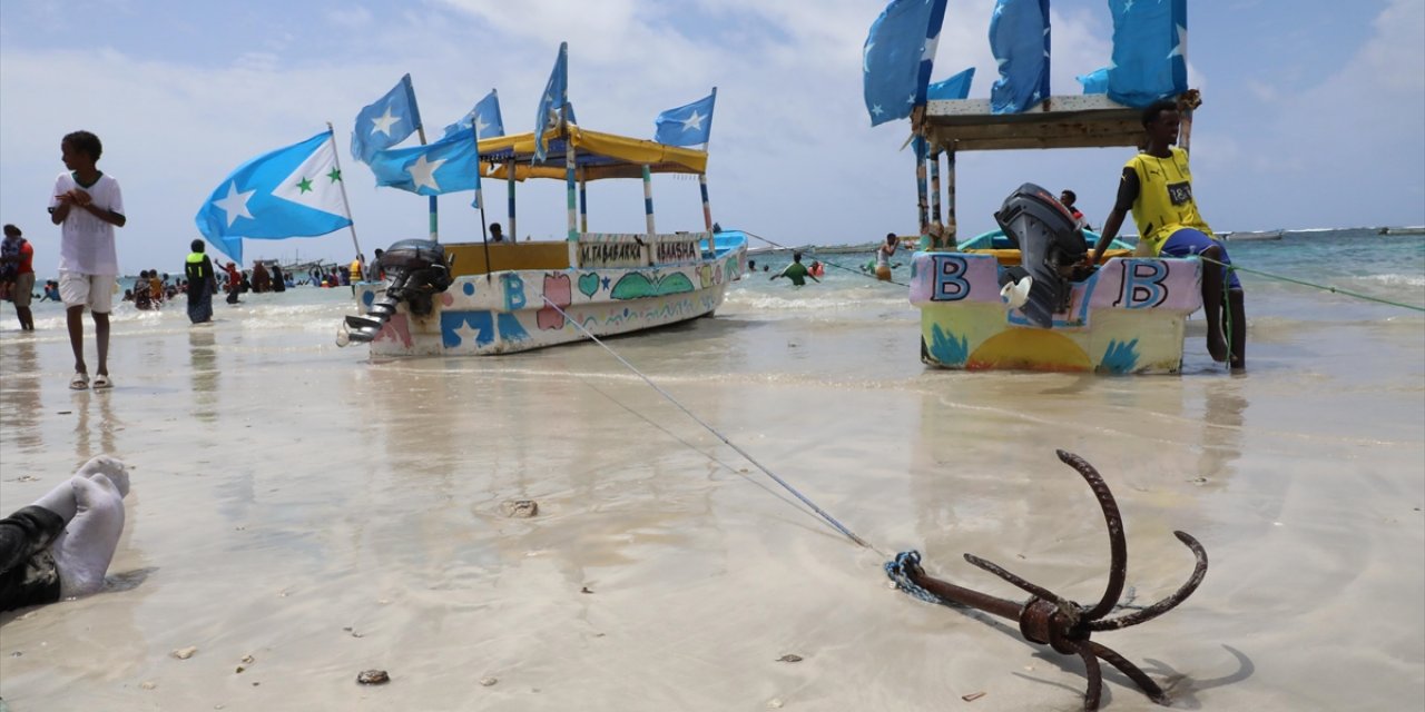 Somalililer Hint Okyanusu'nda Hem Yüzüyor Hem de Balık Tutuyor