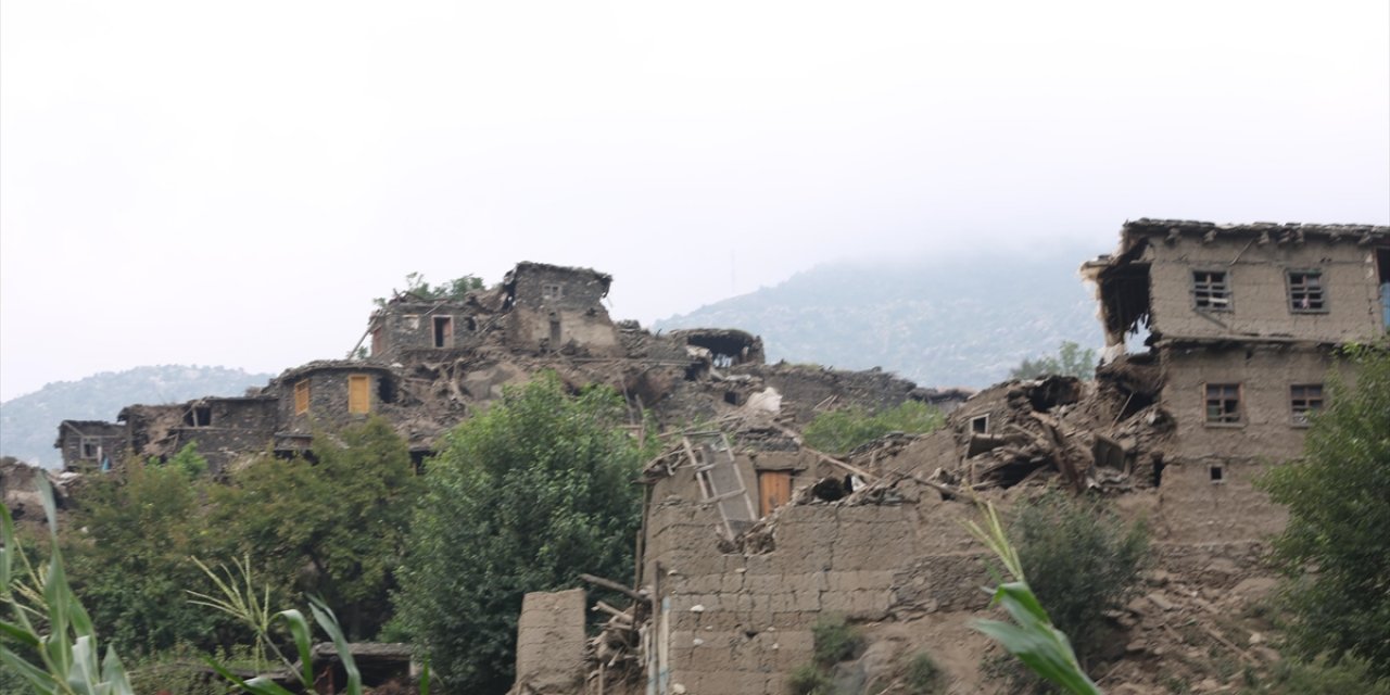 Afganistan'da Meydana Gelen Depremde Ölenlerin Sayısı 2 Bin 205'e Yükseldi