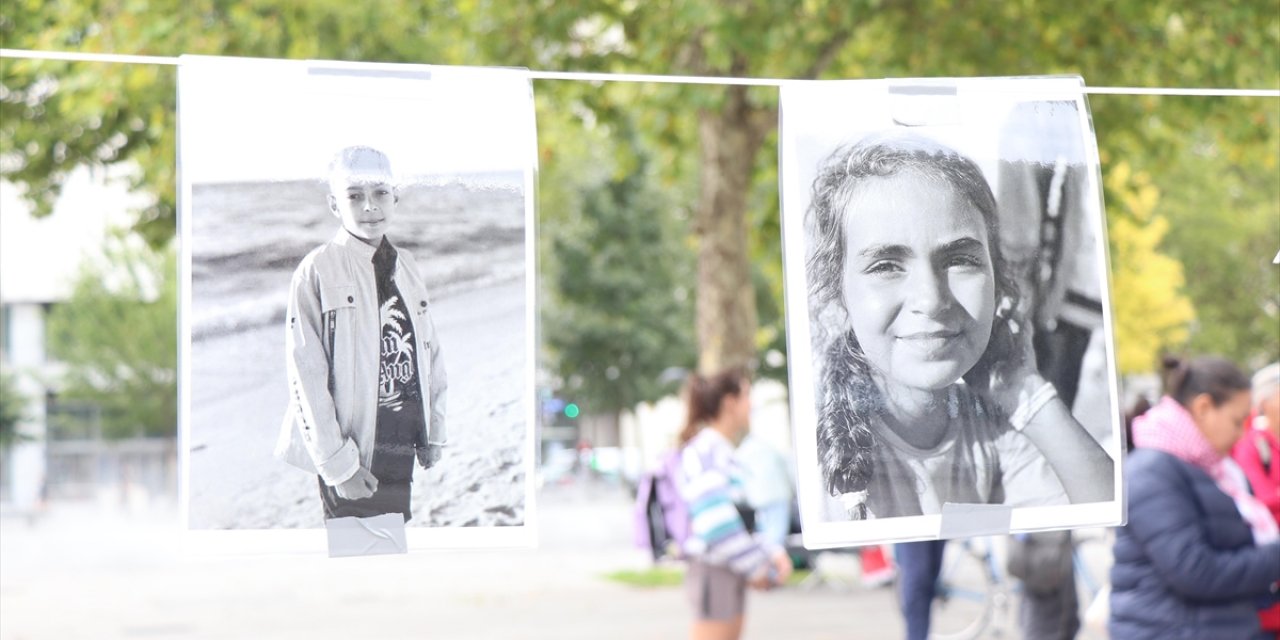Paris'in Ünlü Bastille Meydanı'nda Gazze'de Öldürülen Filistinli Çocukların İsimleri Okunuyor