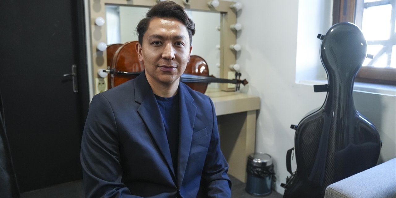 Kazak Çellist Oktyabr, Türk Melodilerini Çelloyla Dünyaya Taşıyor