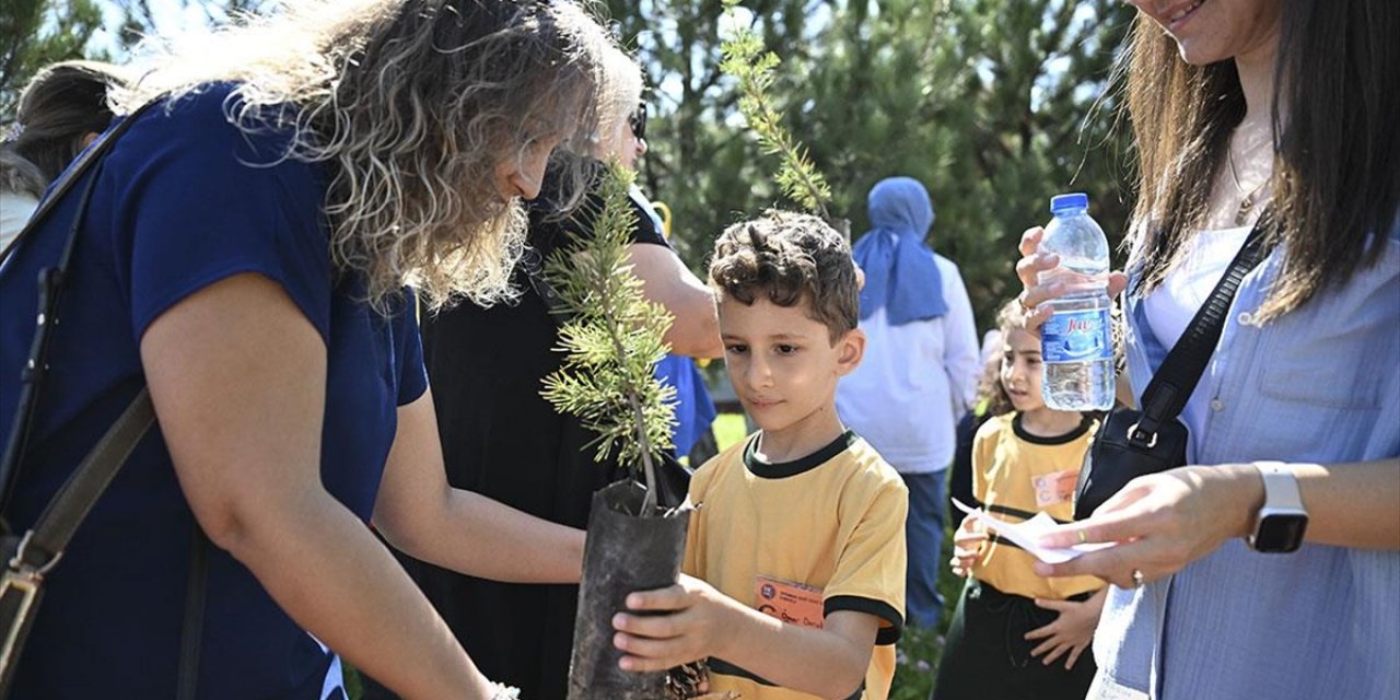 Minik Öğrenciler İçin "Uyum Haftası" Kapsamında Fidan Dikimi Etkinliği Düzenlendi
