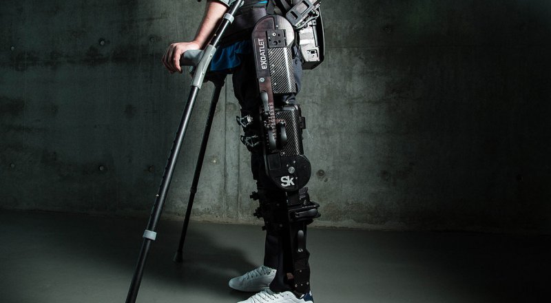 FRANSA'DA İKİ YIL ÖNCE FELÇ GEÇİRMİŞ BİR HASTA ZİHİN GÜCÜNÜ KULLANARAK ÜZERİNE GİYDİRİLEN DIŞ İSKELETİ HAREKET ETTİRMEYİ BAŞARDI