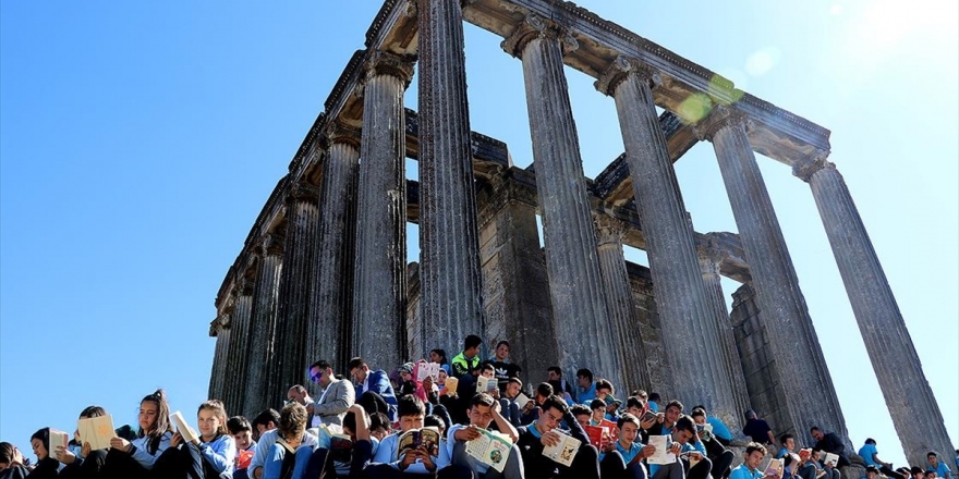 'Tarihin Sayfalarında' Kitap Okudular