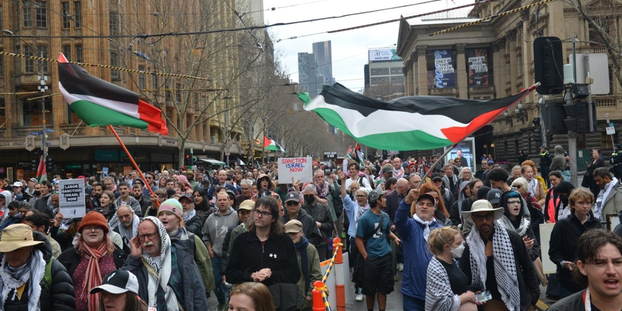 Avustralya'da Binlerce Kişi İsrail'e Yaptırım Talebiyle Sokağa Çıktı