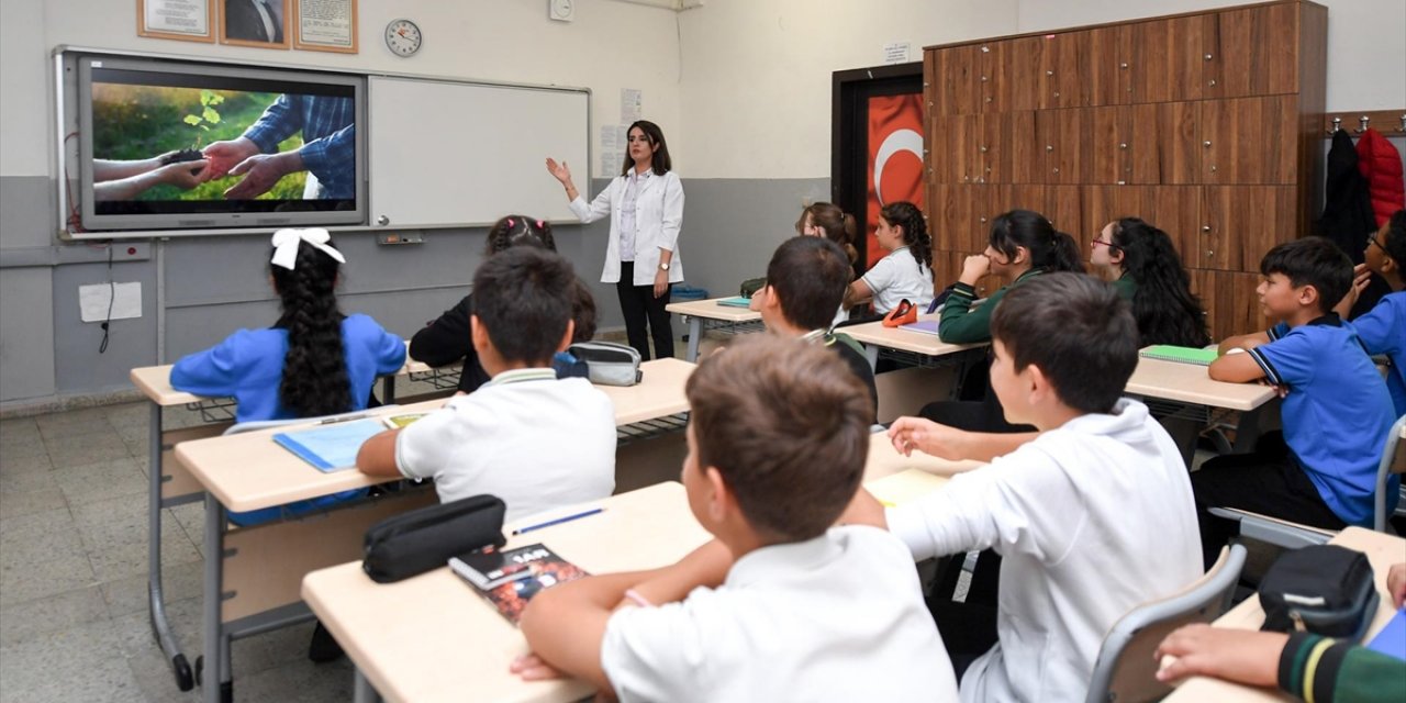 Okullarda İlk Ders "Her Çocuk Bir Fidan, İlk Ders Yeşil Vatan" Temasıyla Yapıldı