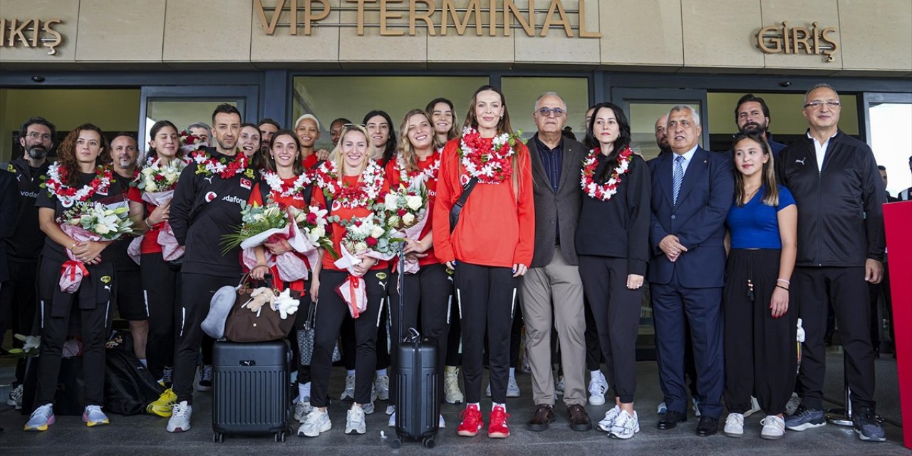 Dünya İkincisi A Milli Kadın Voleybol Takımı Yurda Döndü