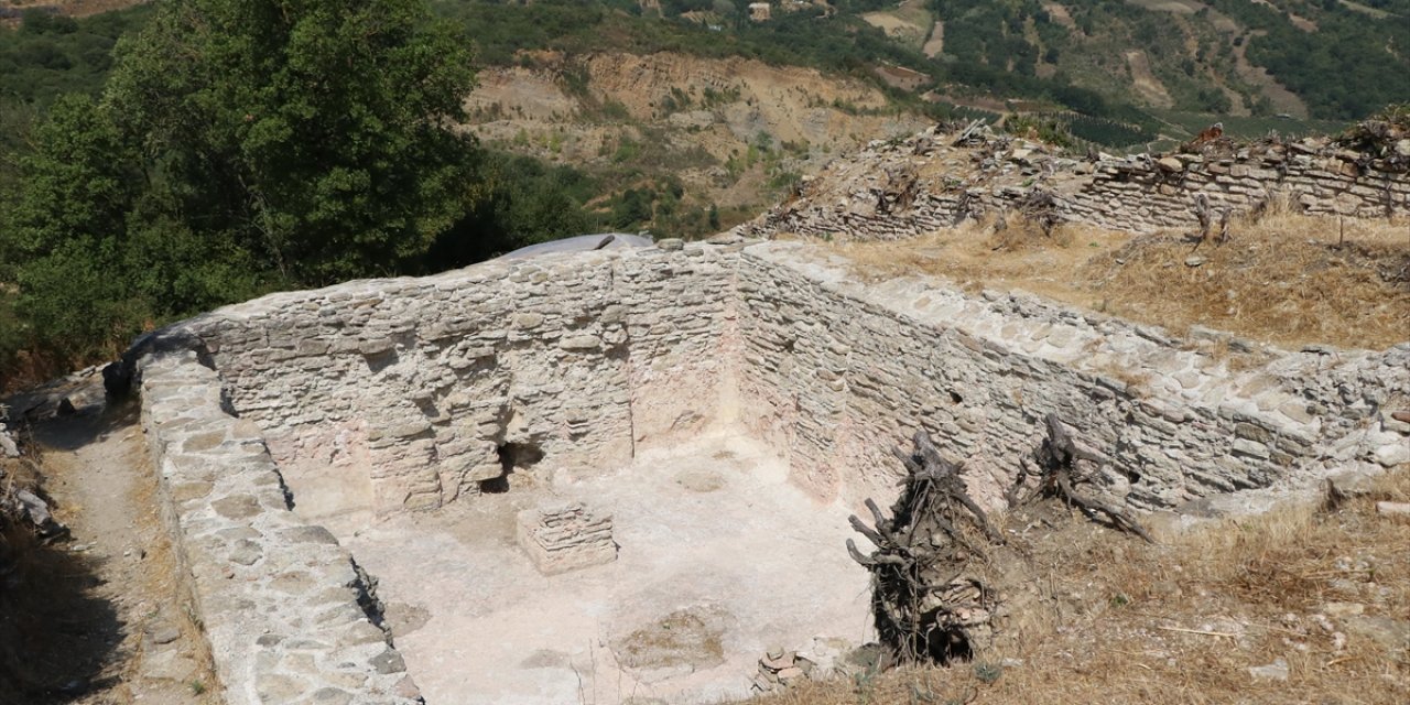 Tarihi Çobankale'deki Kazılarda Yaşam Alanları Gün Yüzüne Çıkarılıyor
