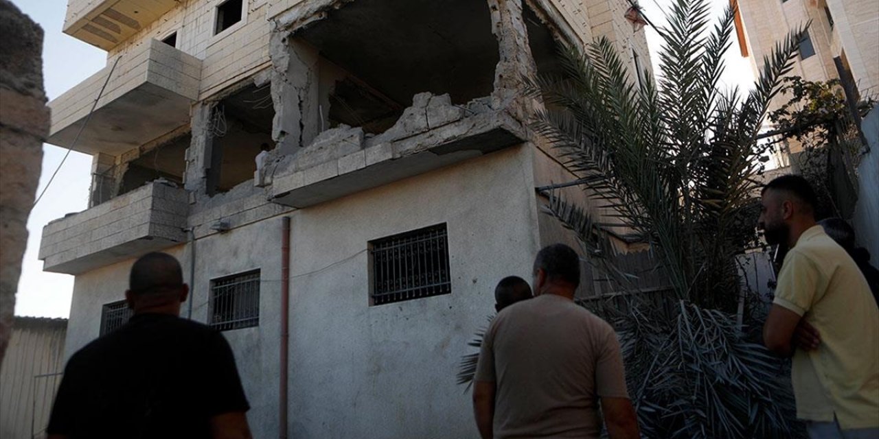 İsrail Askerleri Filistinli Bir Esirin Batı Şeria’daki Evini Havaya Uçurdu