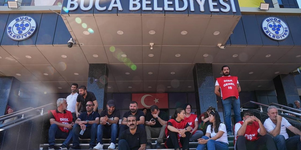 İzmir'de Buca ve Karşıyaka Belediyelerinin Çalışanları İş Bırakma Eylemlerini Sürdürdü