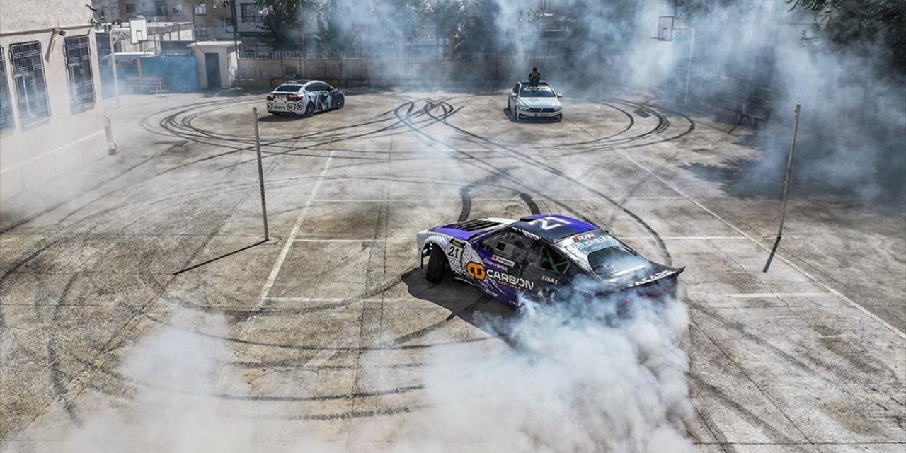 "Yollarda Değil, Pistlerde Güvenli Drift" Sloganıyla Gençlerle Buluşuyor