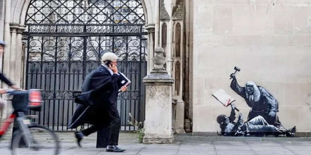 Dünyaca Ünlü Sanatçıya Polis Soruşturması! Adalet Sarayı'na 'Adaleti' Çizmişti…