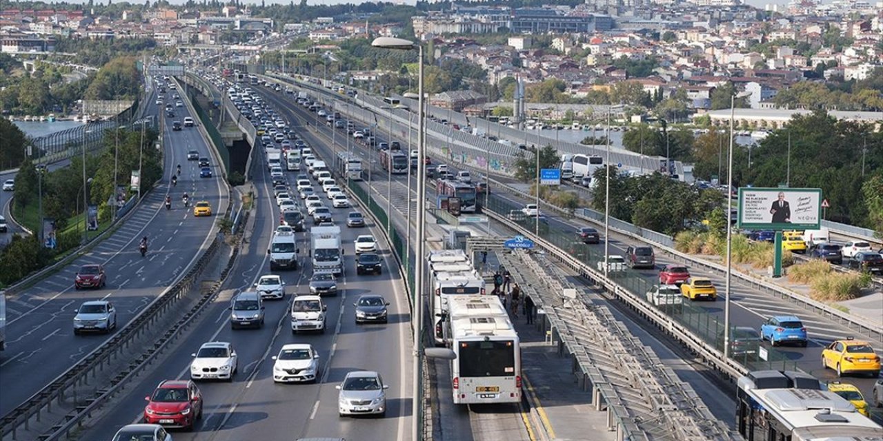 İstanbul'da Haftanın Dördüncü İş Gününde Trafik Yoğunluğu Yaşanıyor