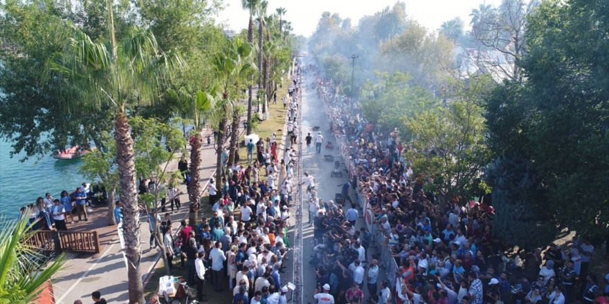 Adana'da 'Tek Şişte Et Pişirme' Rekoru Kırıldı