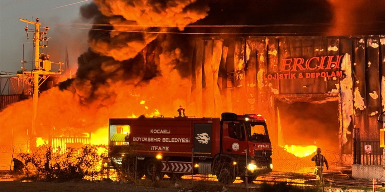 Kocaeli'de Lojistik Deposunda Çıkan Yangına Müdahale Ediliyor