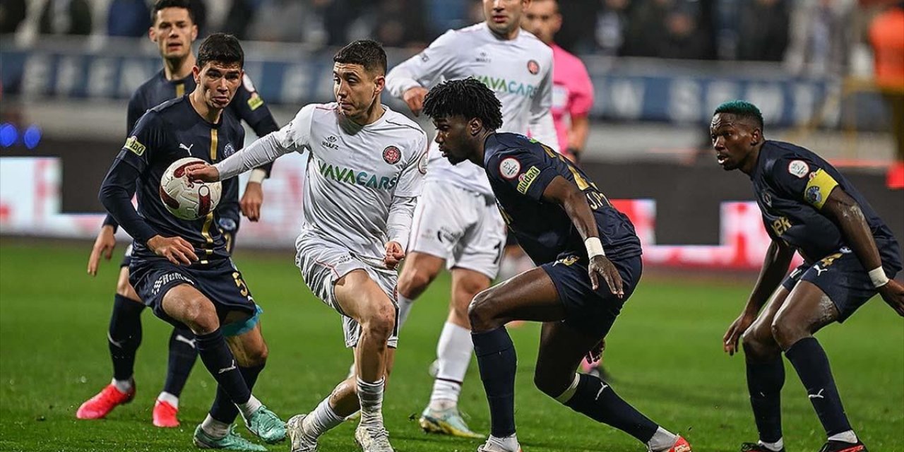 Süper Lig'de "Haliç Derbisi" Yarın Oynanacak