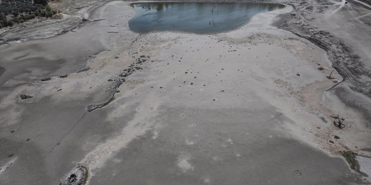 "Olağanüstü Kuraklığın" Yaşandığı Bursa'da Tarım Arazilerini Besleyen Göletin Suyu Metrelerce Çekildi