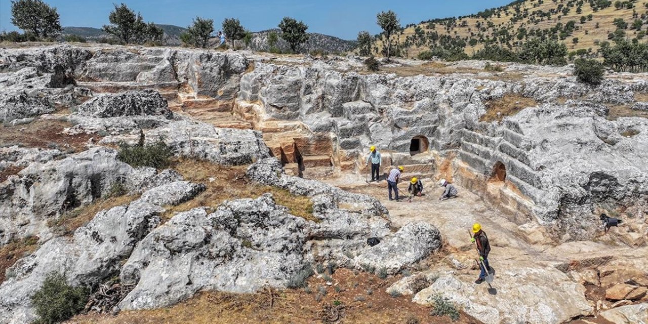 Diyarbakır'da Eski Taş Ocağındaki Arkeolojik Kazıda 112 Mezar Bulundu