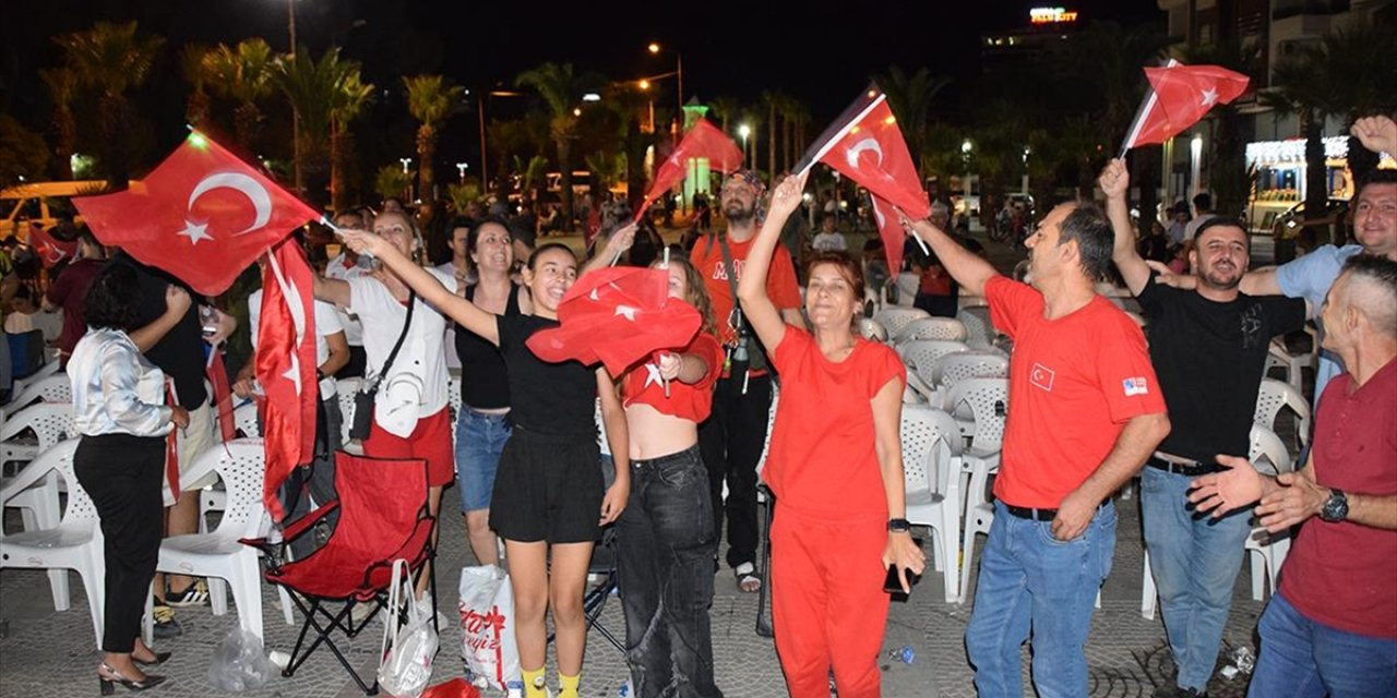 Türkiye-Yunanistan Eurobasket 2025 Yarı Final Maçı Manisa'da Dev Ekrandan İzlendi