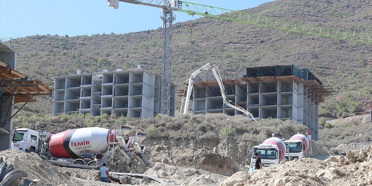 Hatay'da Afet Konutları ve Ticaret Merkezlerinin Yapımı Sürüyor