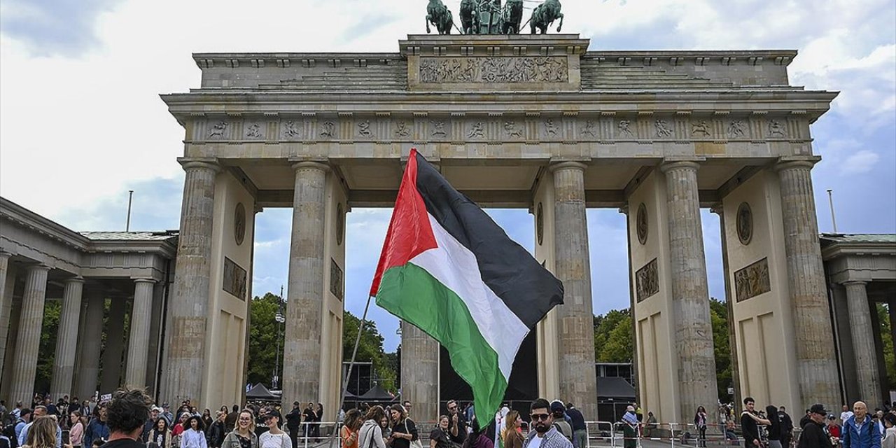 Berlin'de "Gazze'de Soykırımı Durdurun" Çağrısıyla Barış Gösterisi Yapıldı