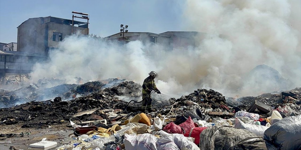İzmir'de Toplanmayan Çöplerin Ateşe Verilmesine Vatandaşlar Tepkili