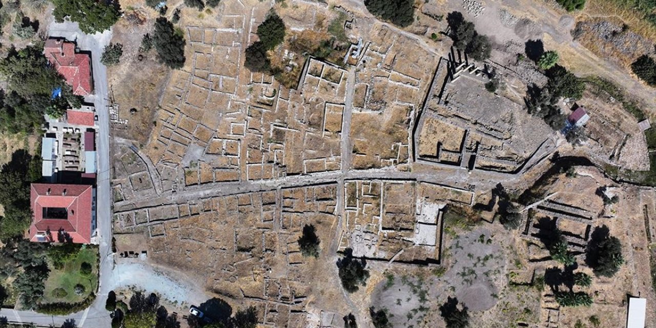 İzmir'deki 5 Bin Yıllık Smyrna Höyüğü'nde Arkeolojik Kazılar Sürüyor