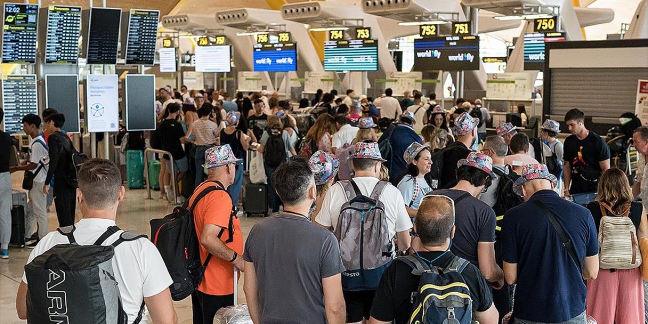Madrid Havalimanında Özel Güvenlik Çalışanlarının Grevi Nedeniyle Uzun Kuyruklar Oluştu